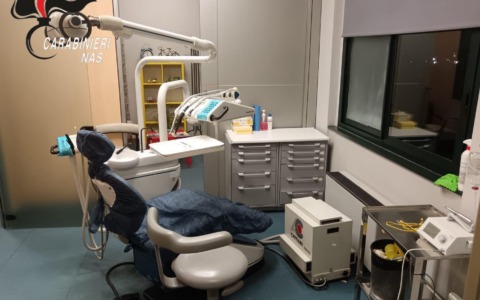 Lavora anche se cancellato dall’Ordine: denunciato dentista a Torino