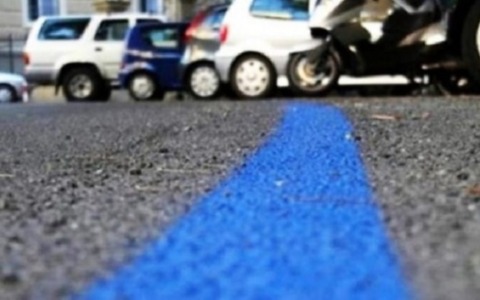 Lecco: nuove strisce blu per i residenti in piazza Mazzini e via Resinelli