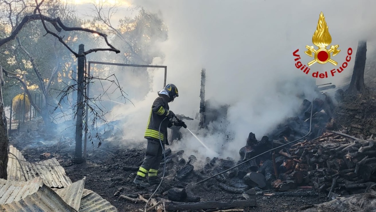 Legnaia prende fuoco a Imperia, minacciate le vicine case