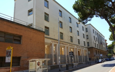 Liceo Giulio Cesare, gite sospese e cancelli chiusi con catene dopo l’occupazione