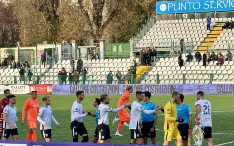 L’incornata di Comi risponde al capolavoro di Karlsson: Pro Vercelli-Renate 1-1