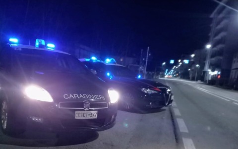 Lite in un locale a Domodossola: giovane aggredisce anche i carabinieri, arrestato