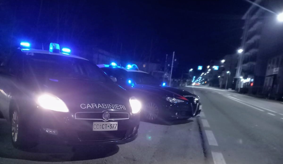Lite in un locale a Domodossola: giovane aggredisce anche i carabinieri, arrestato