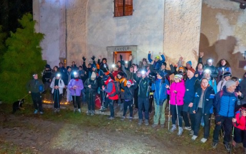 Luci e magia sul Monte di Brianza: oltre 100 partecipanti alla “Fiaccolata natalizia”