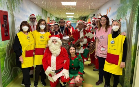 Magica notte di Natale nei reparti pediatrici