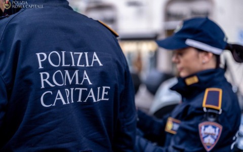 Malore alla guida, donna di 60 anni muore nello scontro con un camion