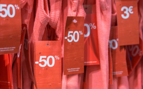 Manca poco ai saldi invernali: il mercato bergamasco tra offerte anticipate e il valore dei negozi di vicinato