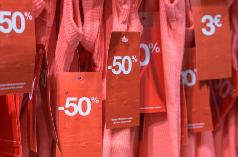 Manca poco ai saldi invernali: il mercato bergamasco tra offerte anticipate e il valore dei negozi di vicinato