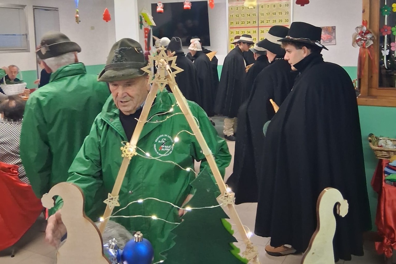 Mandello, al Centro Diurno la tradizionale festa di Natale con Alpini e Firlinfeu
