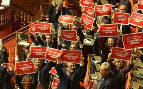 Manovra, scontro dopo il sì del Senato: governo soddisfatto, protesta in Aula delle opposizioni