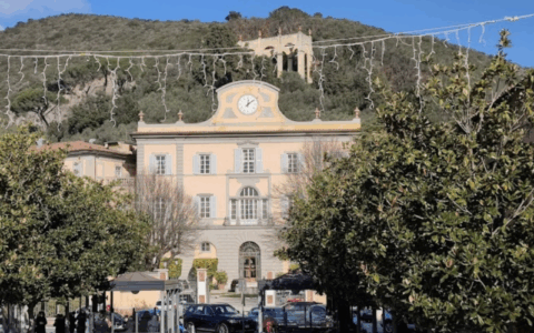 Maratona consiliare rinviata tra le polemiche