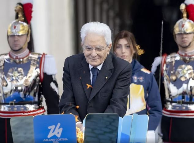 Mattarella accende il braciere olimpico al Quirinale