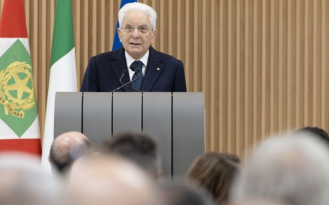 Mattarella: “Inammissibile che la Russia voglia riscrivere i confini”