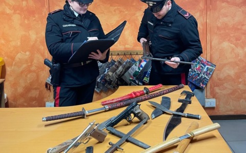 Messaggi ossessivi e un arsenale domestico: arrestato un 39enne a Erbusco