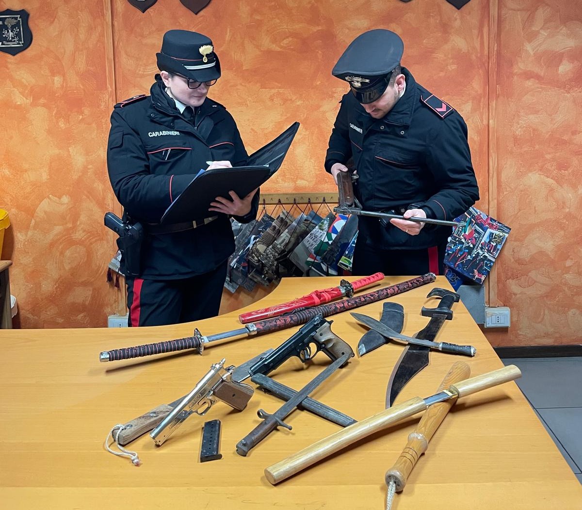 Messaggi ossessivi e un arsenale domestico: arrestato un 39enne a Erbusco