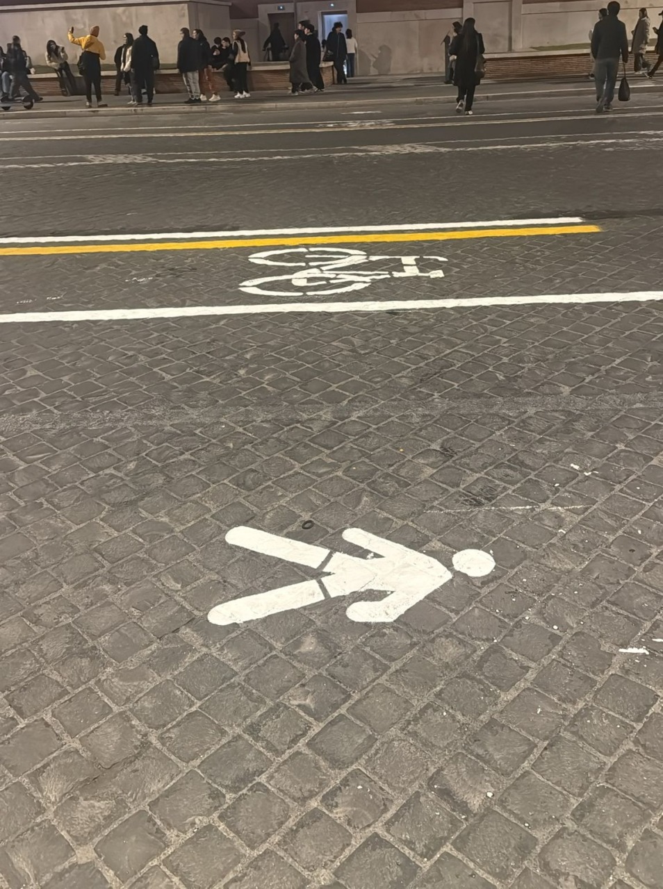 Modificata la segnaletica in via dei Fori Imperiali