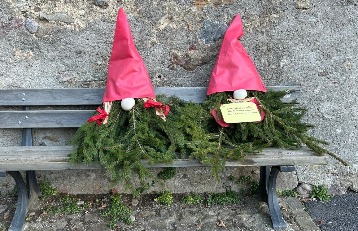 Moio de’ Calvi invasa dagli… gnomi: sono fatti di rami d’abete, con un grosso copricapo rosso in testa
