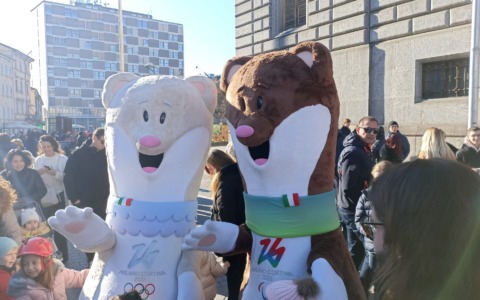 Monza si scalda per la Fiaccola Olimpica: bagno di folla per le mascotte