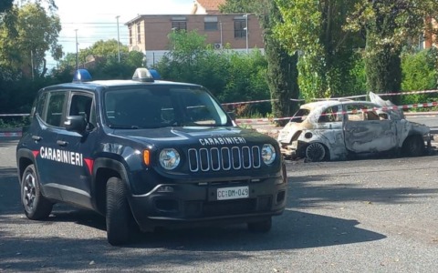 Morto carbonizzato nell’auto, identificato grazie al Dna: “Suicidio o omicidio?”