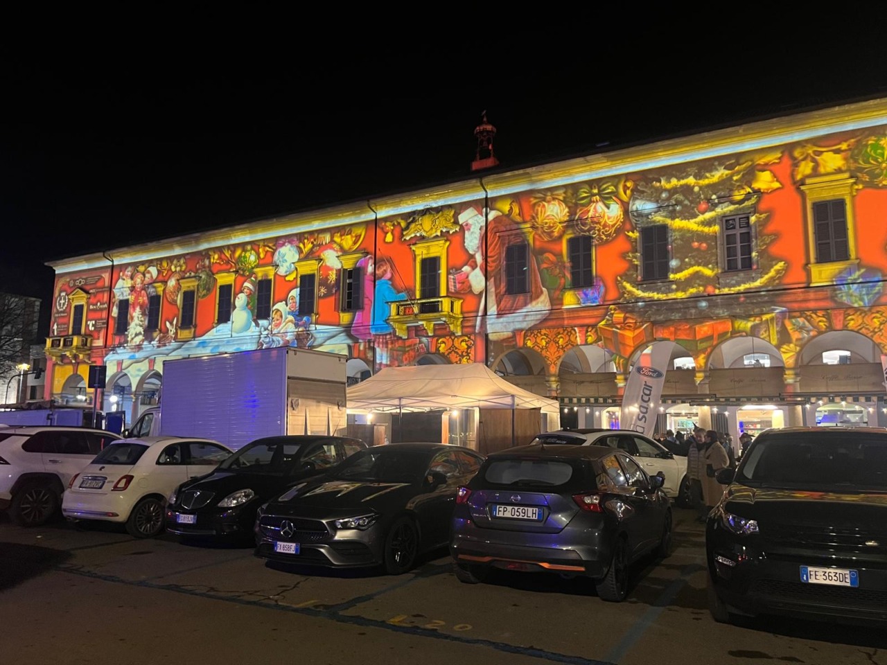 Natale al via a Novara: acceso il videomapping immersivo al Broletto