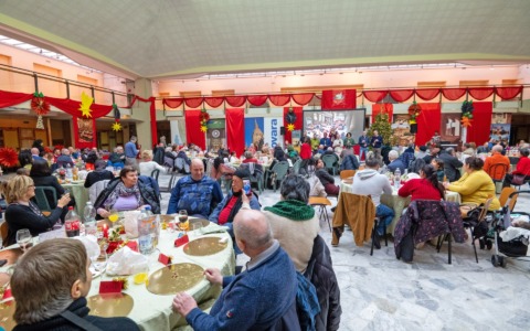 Natale di solidarietà a Novara: Sant’Egidio riunisce quasi 300 persone in un’unica famiglia