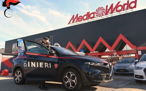Nel parcheggio della MediaWorld con pinza e tenaglia, denunciato 63enne per tentato furto