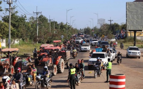 Nuovi scontri e attacchi aerei tra Thailandia e Cambogia: evacuazioni di massa al confine