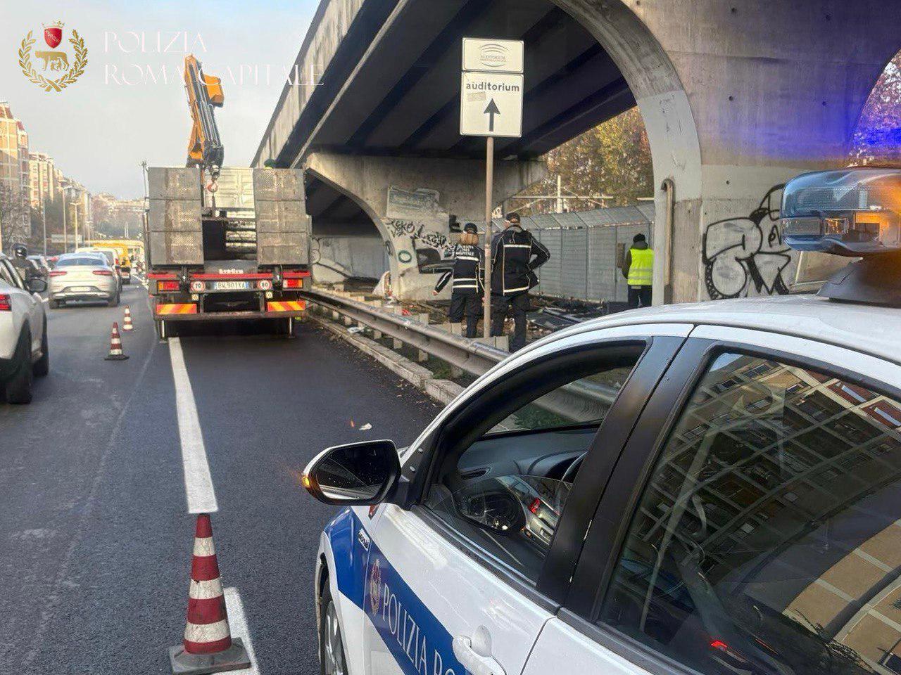 Operazione decoro della Polizia Locale: rifiuti e materiali abusivi rimossi nella zona della Tangenziale