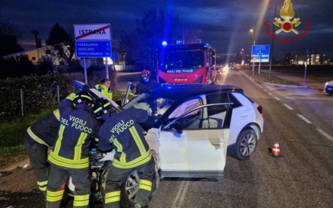 Paura per un frontale tra due auto a Istrana: per fortuna solo lievi ferite per i due guidatori