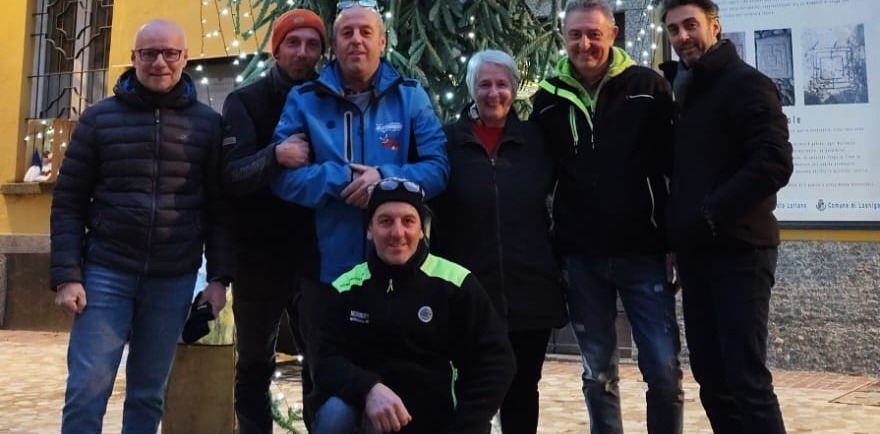 Per Natale in piazza spunta l’albero capovolto