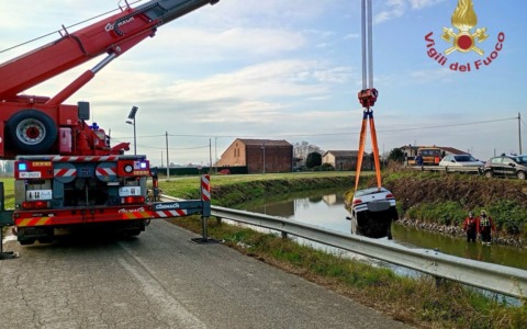 Perde il controllo dell’auto e finisce nel canale Ceresolo