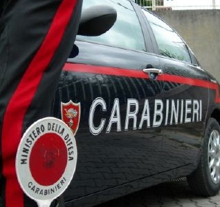 Picchia la madre e poi aggredisce i Carabinieri: arrestato