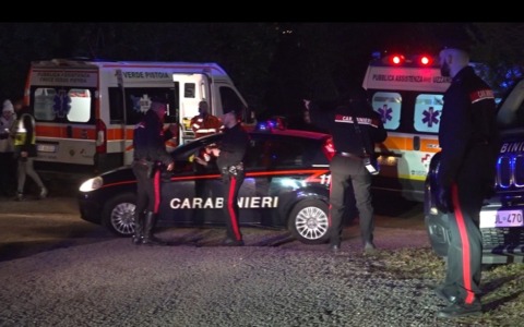 Picchiato in casa dai ladri, li mette in fuga con un colpo di pistola