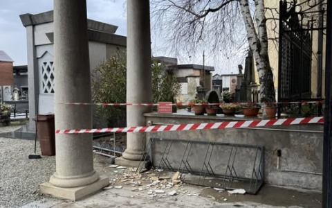 Piogge e infiltrazioni: distacchi di intonaco nei cimiteri