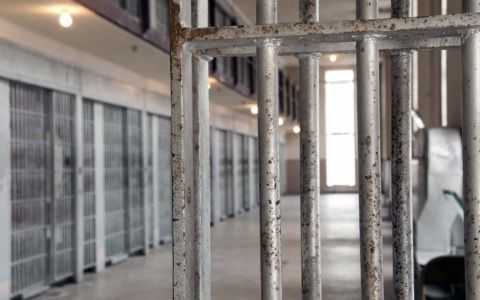 Porta la droga in carcere al compagno detenuto, arrestata