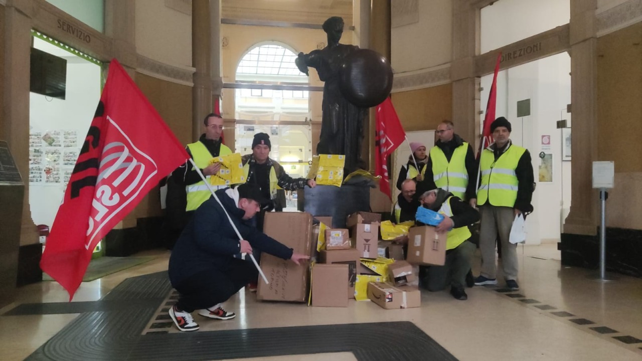 Postalcoop, lavoratori senza stipendio da settembre: proteste a Torino e pressing politico sulla Regione