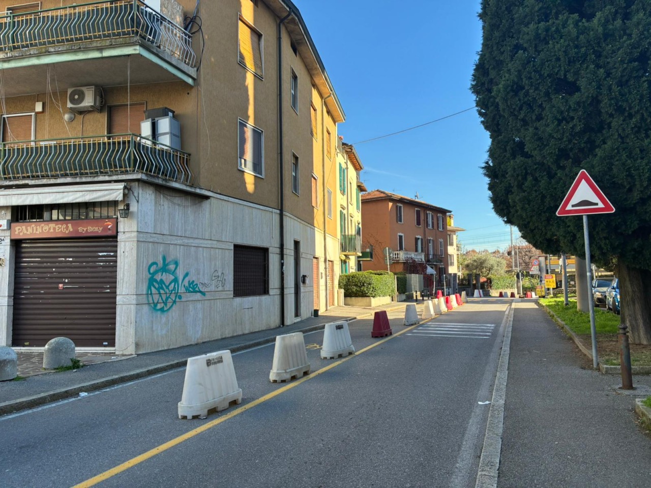 Quartiere San Tomaso, il Comune rivede le scelte: doppio senso in vista (e forse un nonno vigile in più)