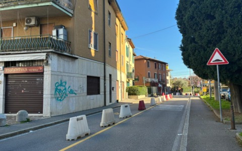 Quartiere San Tomaso, il Comune rivede le scelte: doppio senso in vista (e forse un nonno vigile in più)
