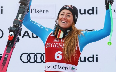 Quel messaggio col Gasp e il ritorno al successo: Sofia Goggia domina il superG in Val d’Isere
