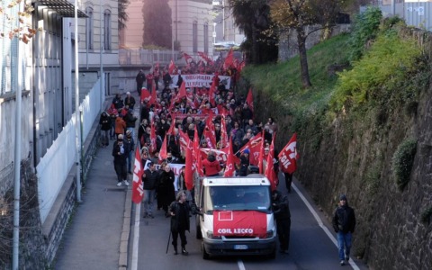 “Questa legge di bilancio non risponde ai bisogni del Paese”: in 500 allo sciopero promosso dalla Cgil a Lecco