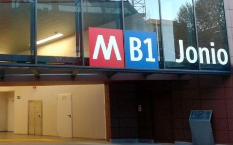 Ragazza violentata fuori dalla metro, al vaglio i video delle telecamere