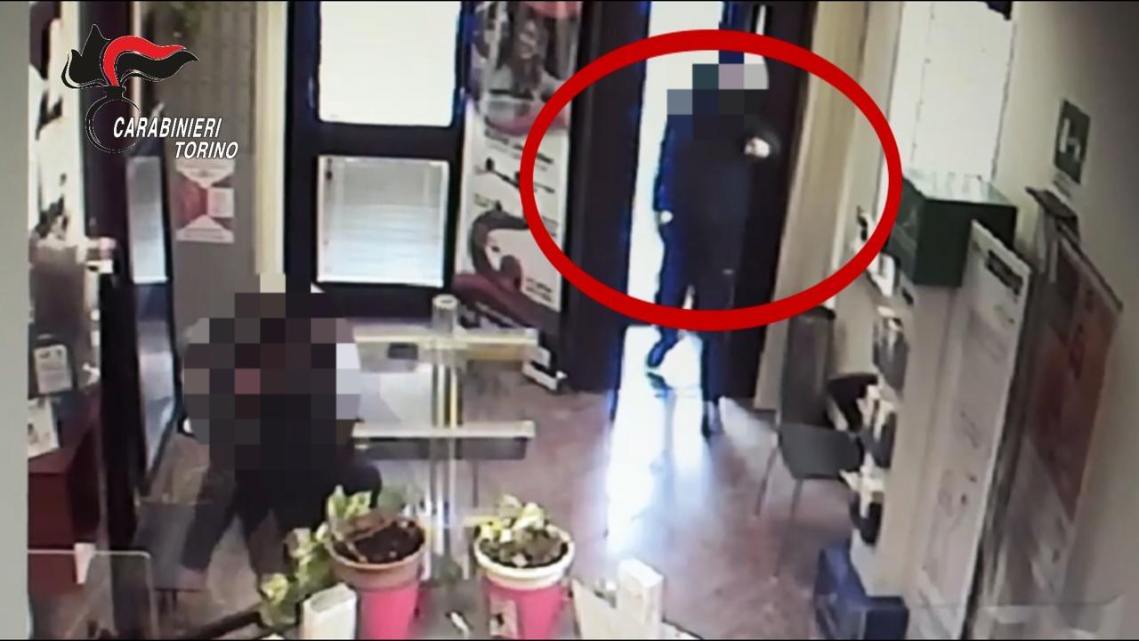 Rapina alla banca di Osasio: nuovo indagato grazie al match del DNA