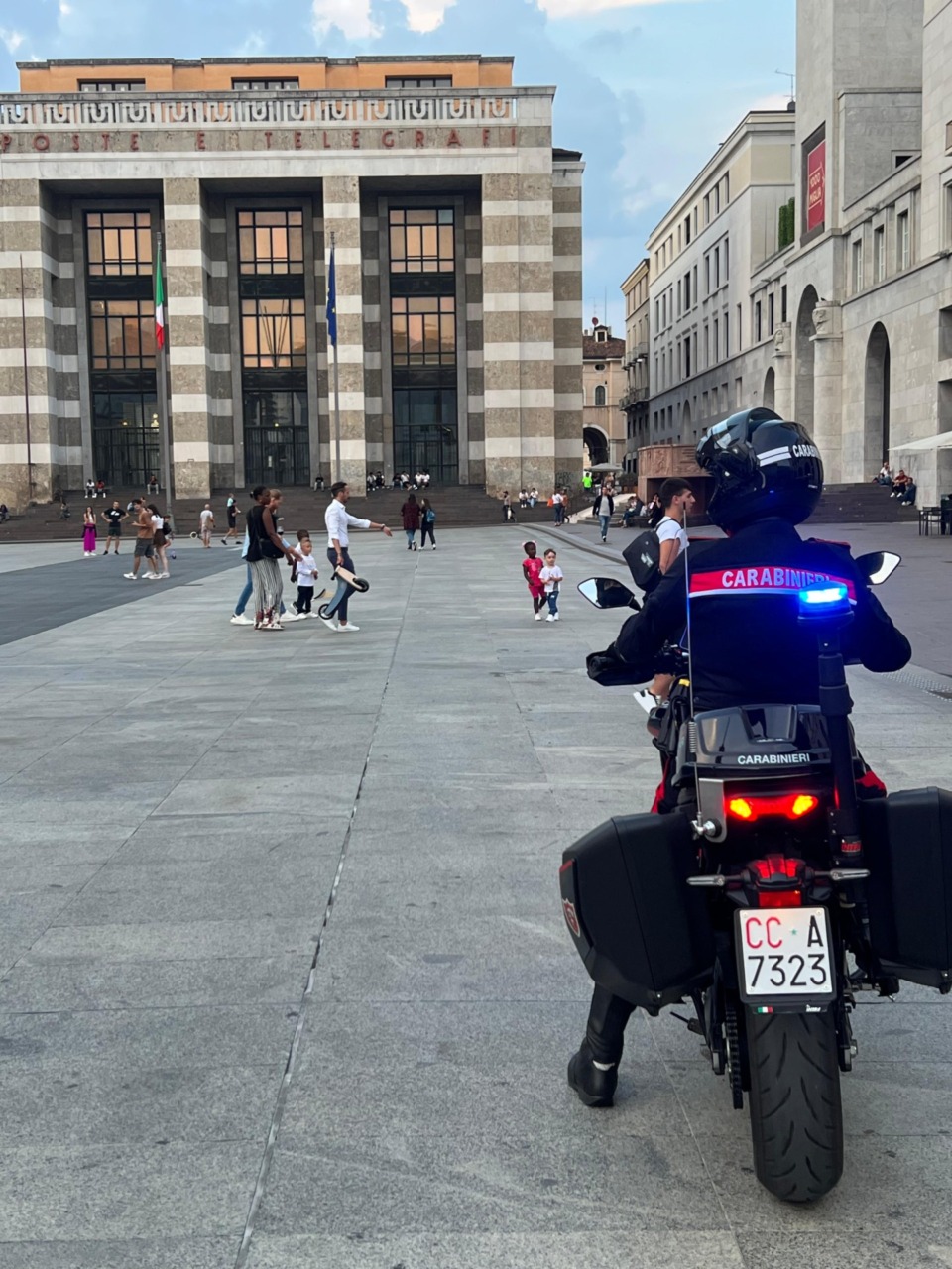 Rapina, resistenza a pubblico ufficiale, possesso di oggetti atti ad offendere, banconote false: nei guai un sedicenne ivoriano