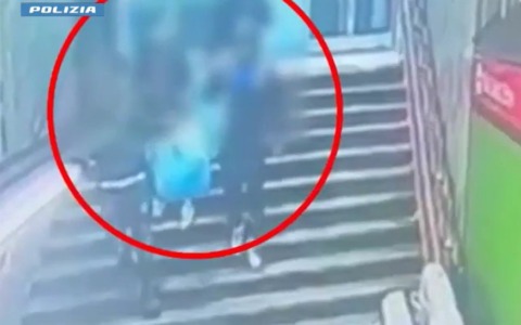 Rapinano un 15enne e scappano: un arresto