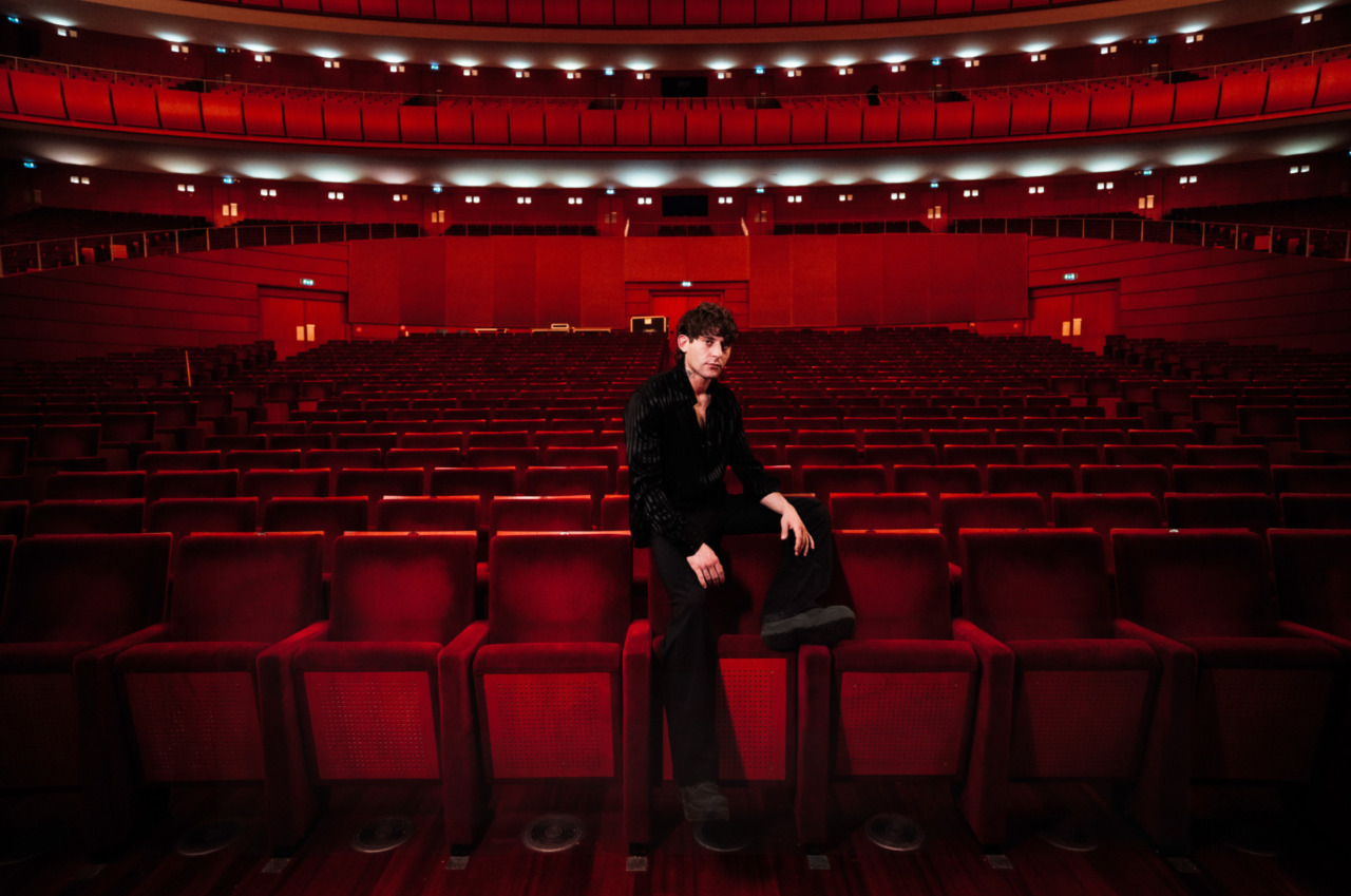 Rkomi arriva a Cremona con il tour “Mirko nei teatri”, in concerto venerdì 12 dicembre al Ponchielli