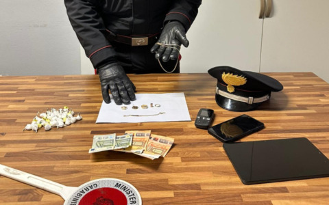 Scappa dai carabinieri a Nembro: addosso cocaina, soldi e gioielli. Già nel 2023 un provvedimento d’espulsione