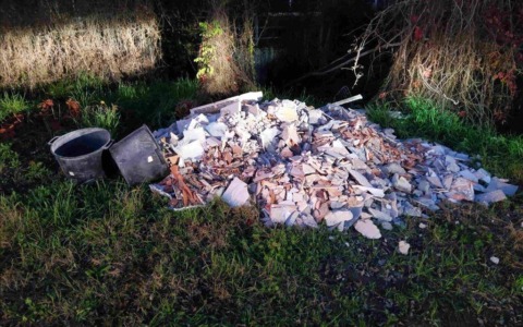 Scaricano macerie in mezzo ai campi ai margini della Provinciale, ma non la fanno franca