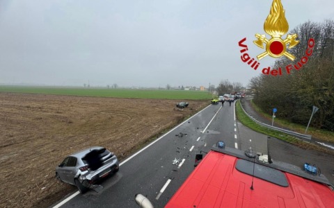 Schianto frontale tra auto e mezzo pesante a Senna Lodigiana: grave 54enne