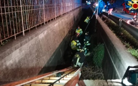 Scontro tra auto e moto: il motociclista finisce in un canale adiacente. E’ gravissimo