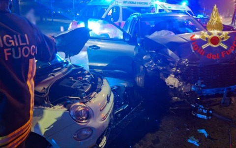 Scontro tra due auto, occupanti restano incastrati